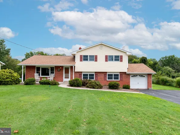 28 State Park Dr, Titusville, NJ 08560