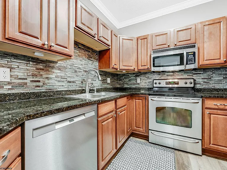 2511 Suncrest Vlg — Photo 19