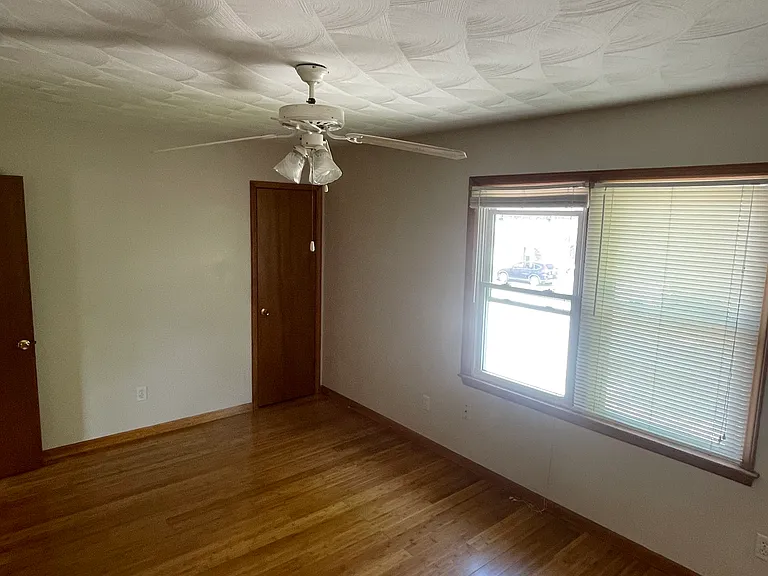 660 College St NW — Photo 9