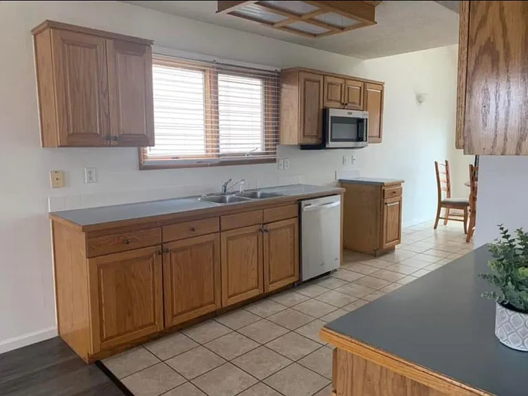 302 Eisenhower St — Photo 5