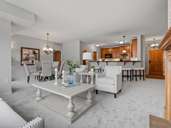 5225 Grandview Sq APT 302, Edina, MN 55436