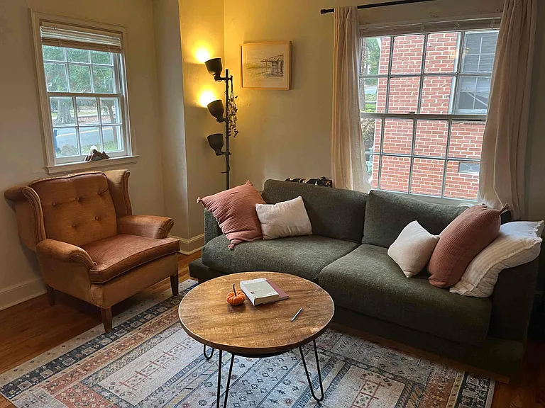 810 W Markham Ave — Photo 2