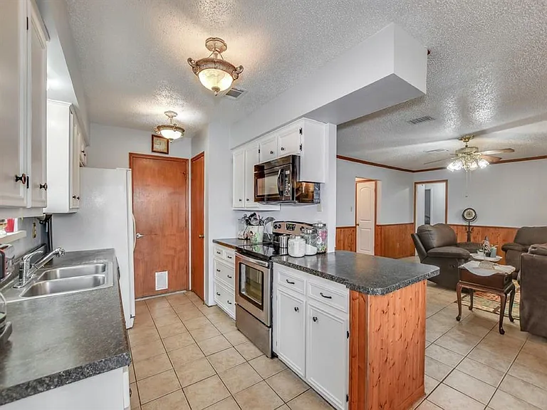 2528 Village Circle Dr — Photo 6