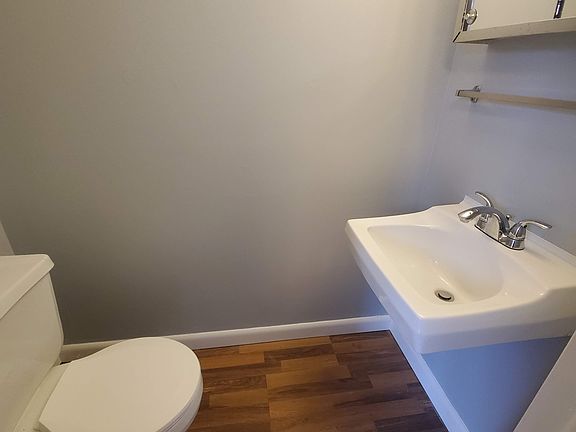 Half bath (1st floor)