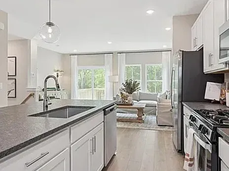 4 bed, 1927 sqft, $3,100 — Photo 2