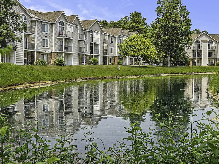 Orchard Lakes Apartments — Photo 40