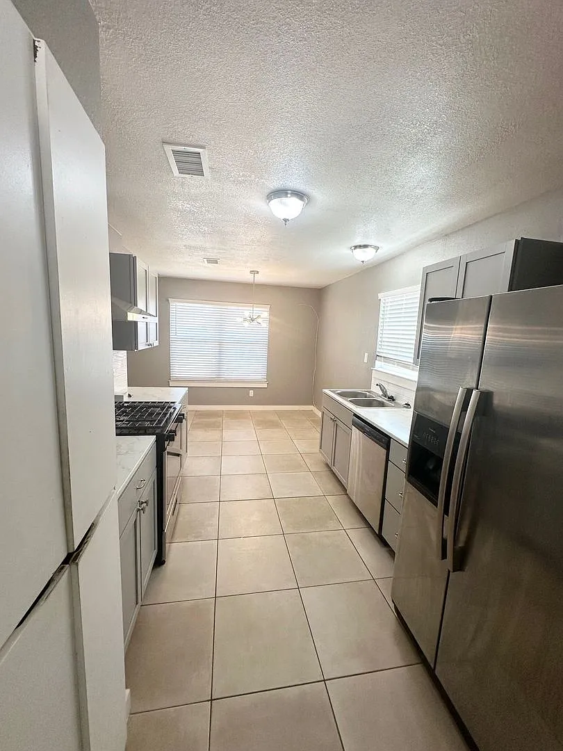 Fully Remodeled 3 Bedroom House For Rent! — Photo 4