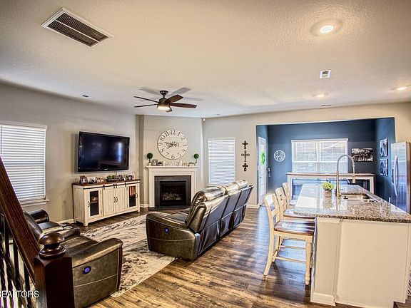 5th image of 748 Mill Creek Dr