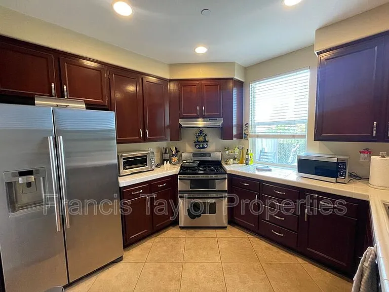 176 Aurora Ave — Photo 3