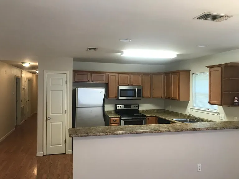 732 Victory St — Photo 6