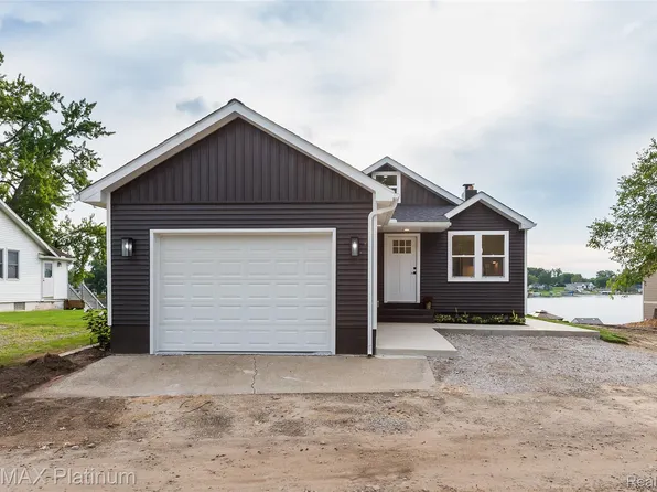 6298 Fonda Lake Dr, Brighton, MI 48116