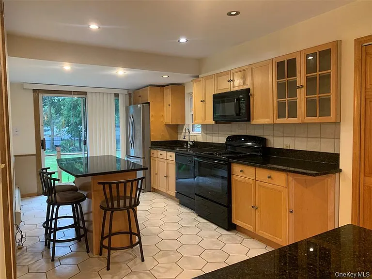 2 Stuart Dr — Photo 6