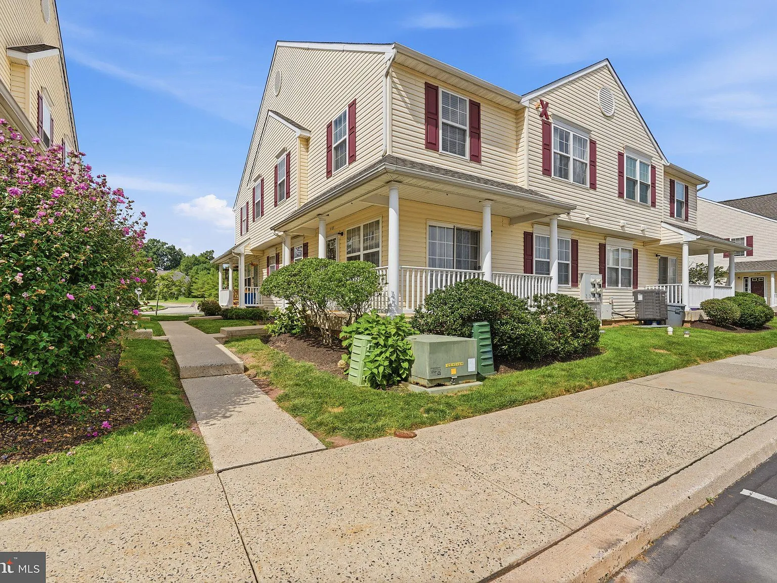 3 bed, 2.5 bath, 1250 sqft, $2,500 — Photo 1