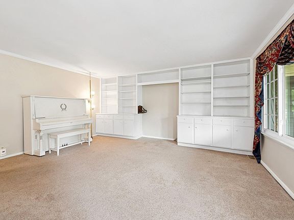 3rd image of 300 N Red Bud Ln