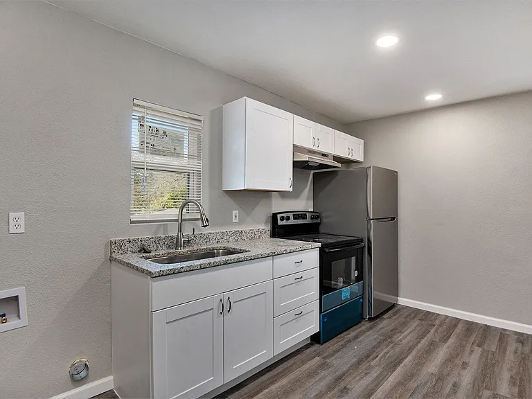 408 Dawson Cir #B — Photo 11