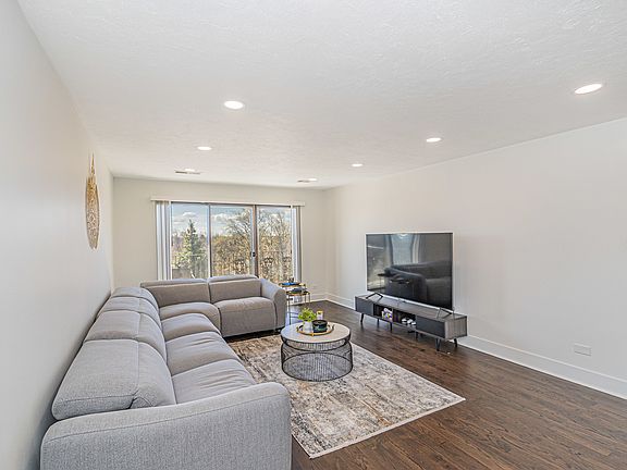 4th image of 5501 Lincoln Ave Unit 508