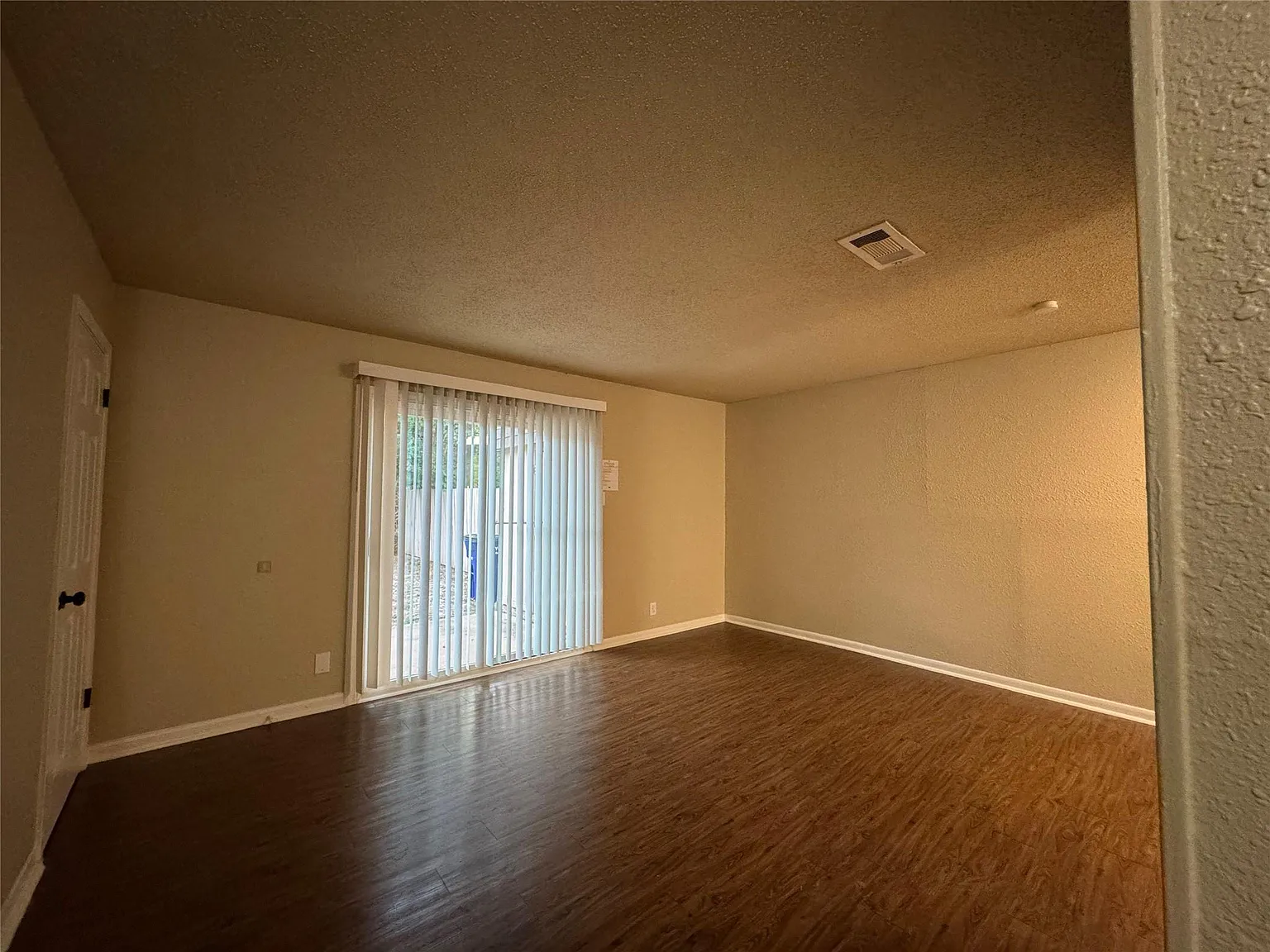 1 bed, 1.5 bath, 882 sqft, $1,484 — Photo 3