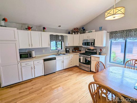 4th image of 834 Lakewood Ln