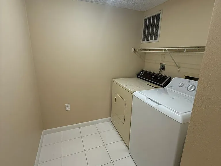 3380 Crystal Ct E #B — Photo 9