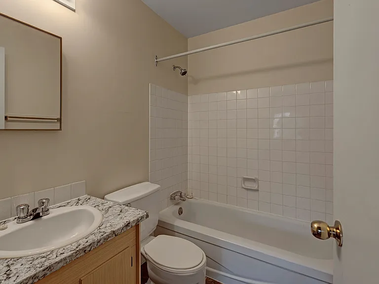 96 Grosvenor Blvd — Photo 9