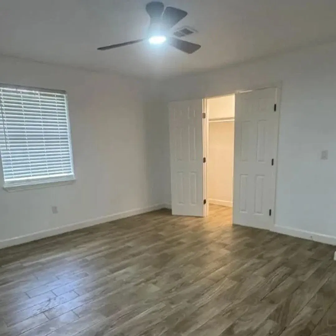 Spacious 4-Bedroom Home in Pinewood Estates | 122 Wood Manor Ln — Photo 2