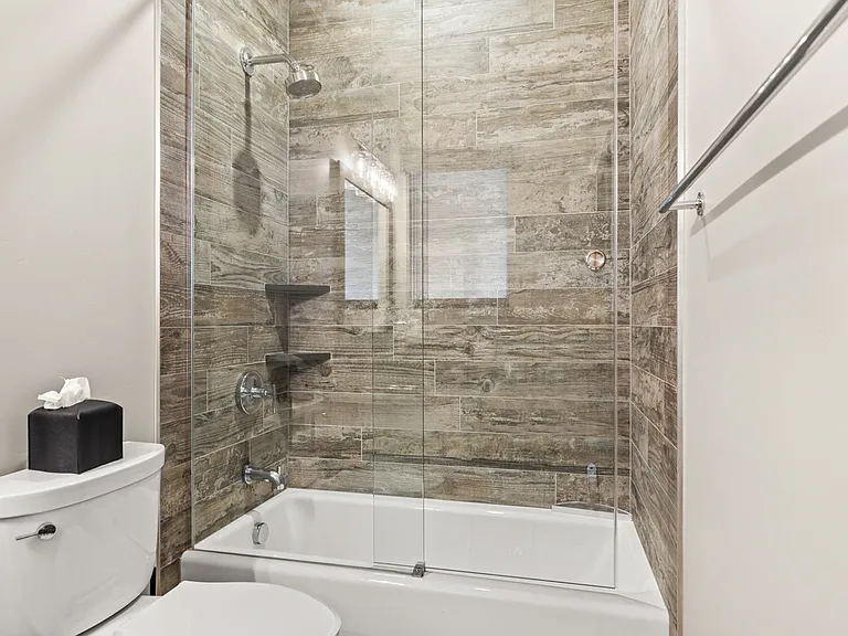Ensuite Bathroom 3 | Tub/ Shower Combo