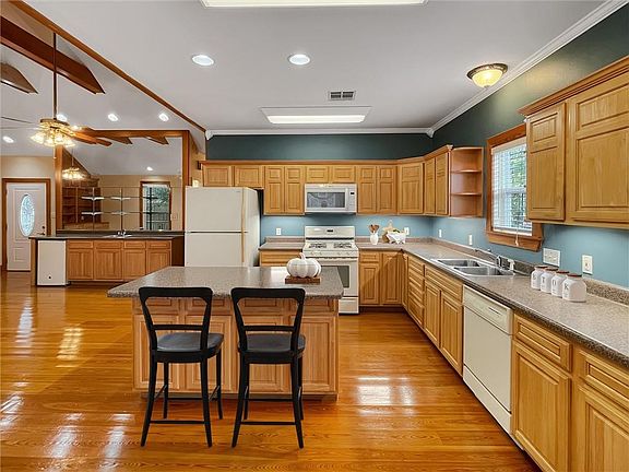 5th image of 631 Labarre Rd