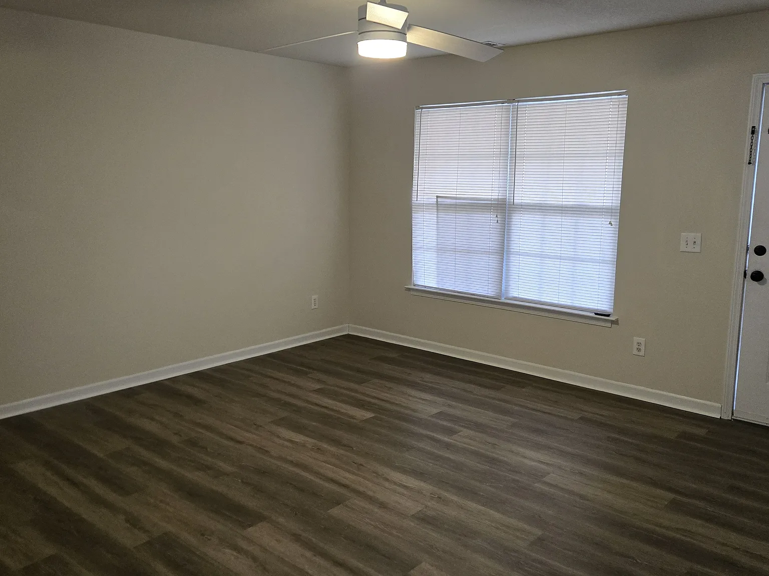 2 bed, 1.5 bath, 1000 sqft, $1,375 — Photo 2