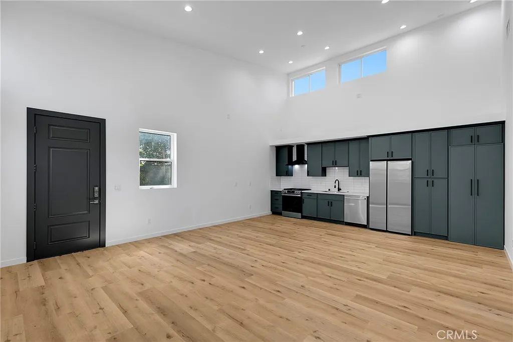 22920 Califa — Photo 1