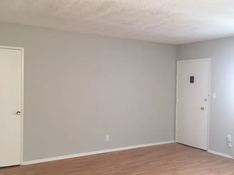 1326 N Columbus Ave — Photo 2