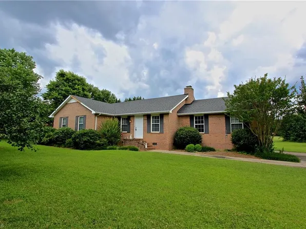 8301 Knight Village Cir, Stokesdale, NC 27357