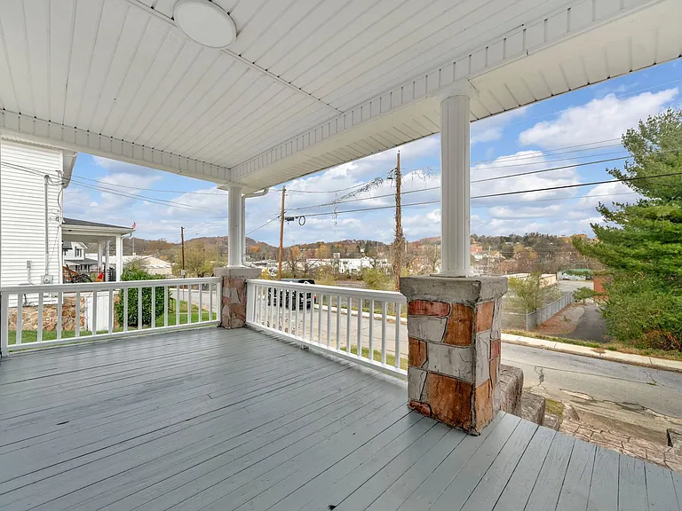 638 Branch St — Photo 3