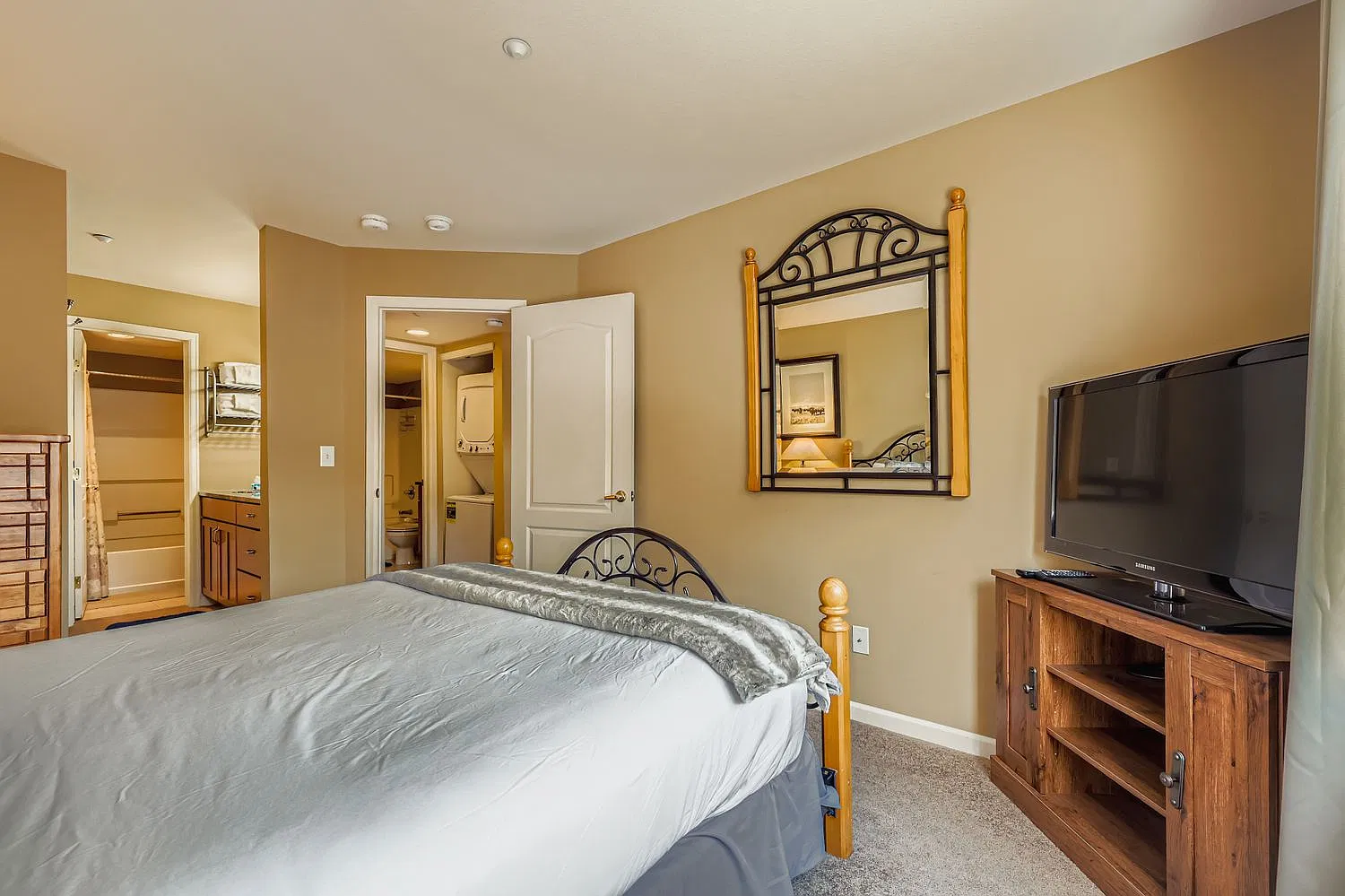 2 bed, 930 sqft, $3,000 — Photo 3