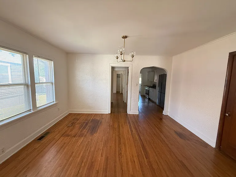 1611 S Lewis Ave — Photo 4