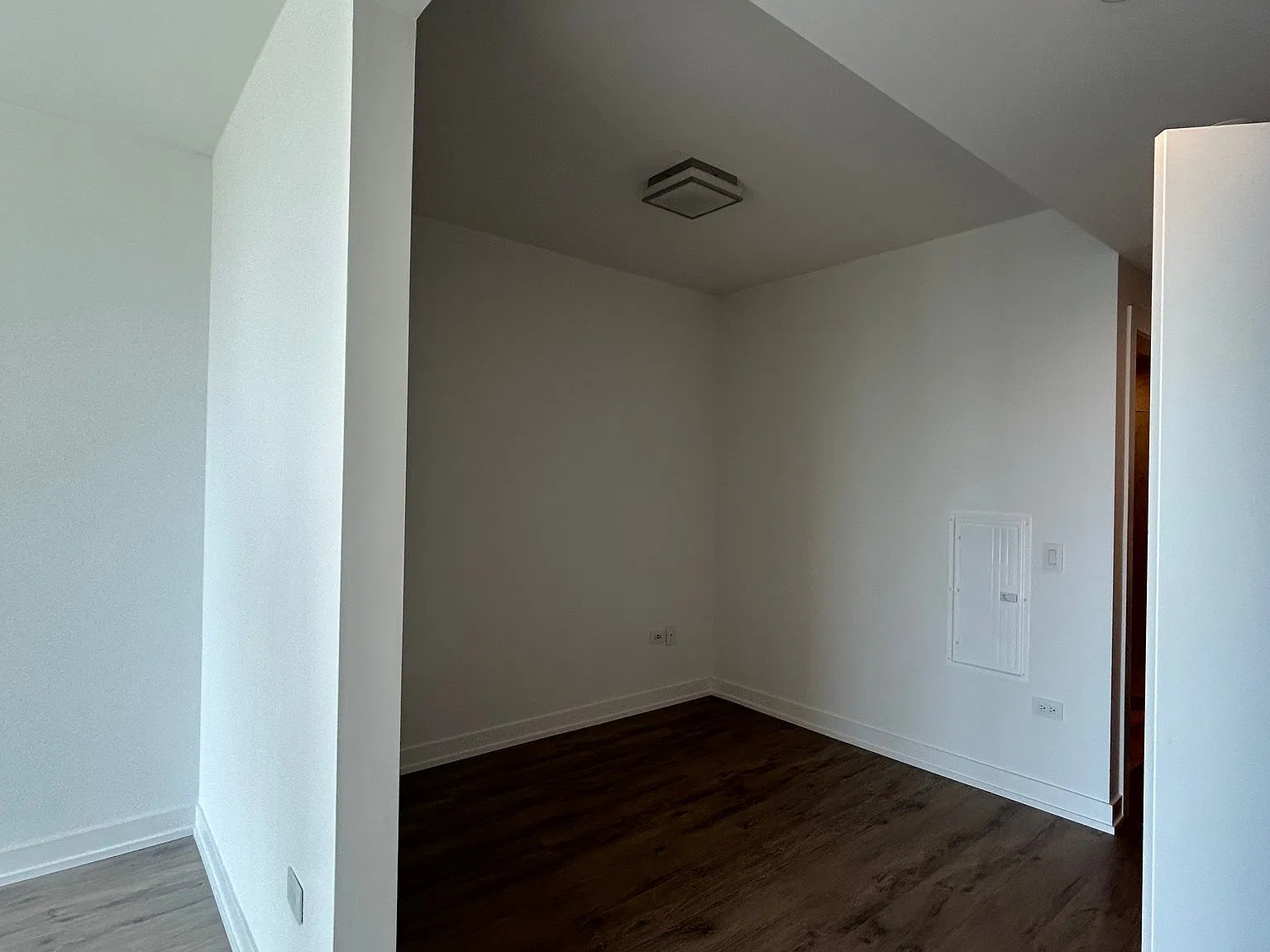 Old Town 1 Bedroom Convertible - prime location, beautiful finishes, several amenities — Photo 3