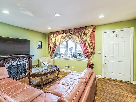 3rd image of 12 Streuli Ct