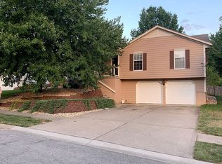 2113 SW Sterling Dr, Lees Summit, MO 64081