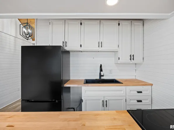 3907 W Us Highway 24 Hwy, Peoria, IL 61607