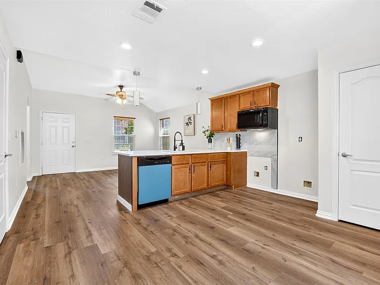 1302 Shearn St — Photo 14