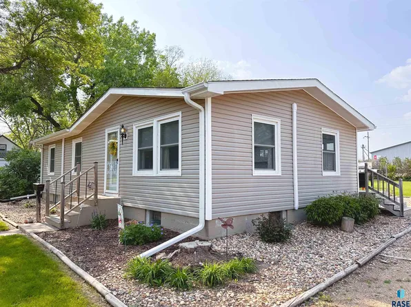 618 SW 4th St, Madison, SD 57042