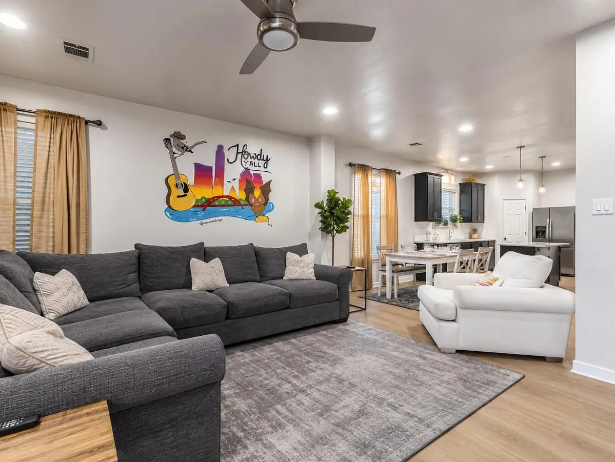 6 bed, 2.0 bath, 2026 sqft, $8,000 — Photo 3