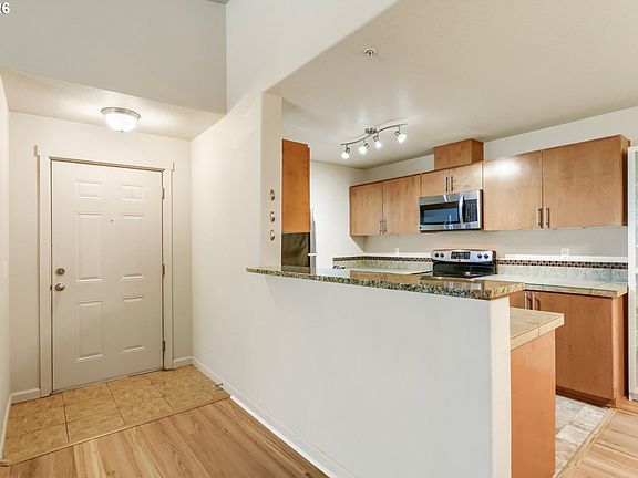 3rd image of 10804 NE Holly St