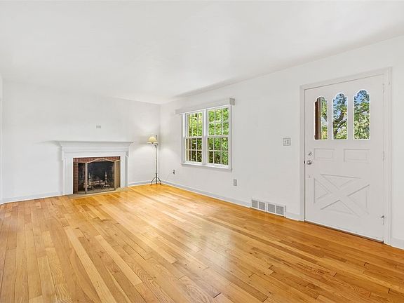 3rd image of 3445 Thornwood Dr