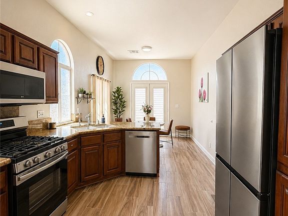 3rd image of 900 Midpride St