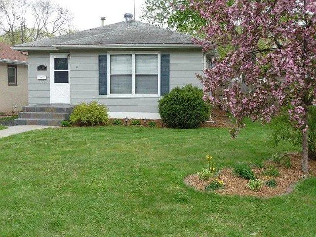 2752 Ewing Ave N — Photo 1