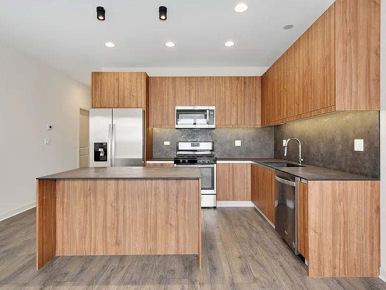 2824 W Van Buren St #302 — Photo 2
