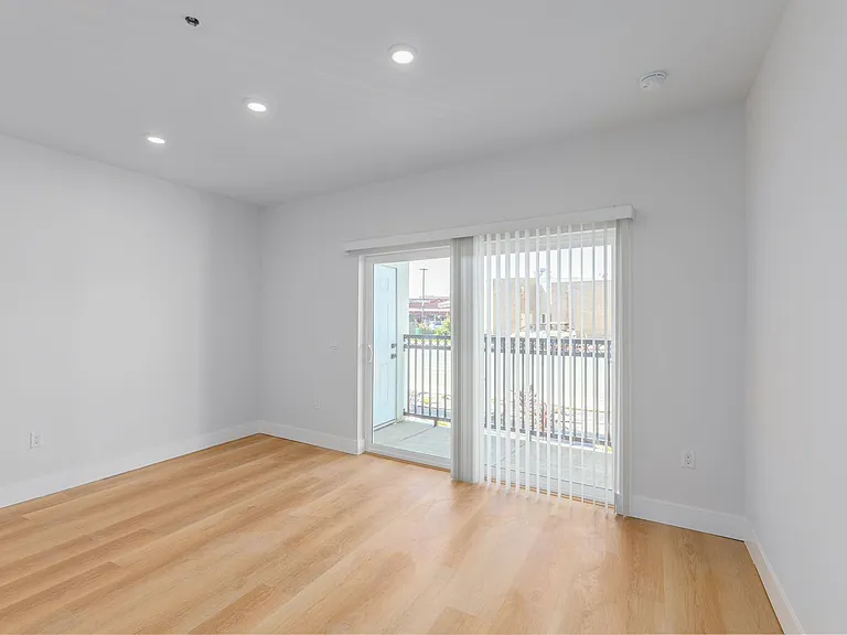 Pacific Heights II — Photo 16