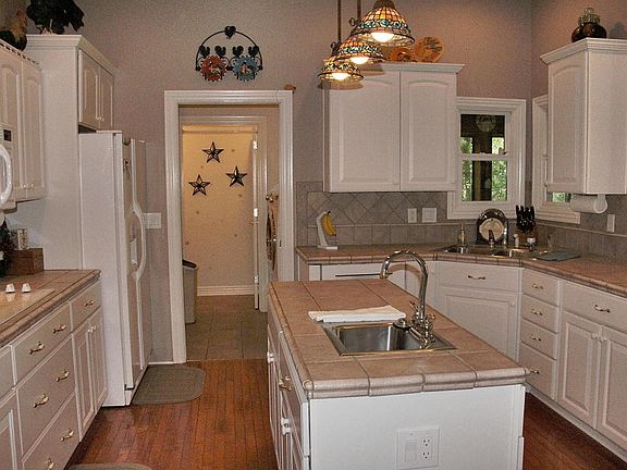 3rd image of 925 Silver Bluff Cir