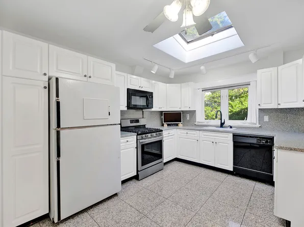 125 Bertha Place image 12 of 24