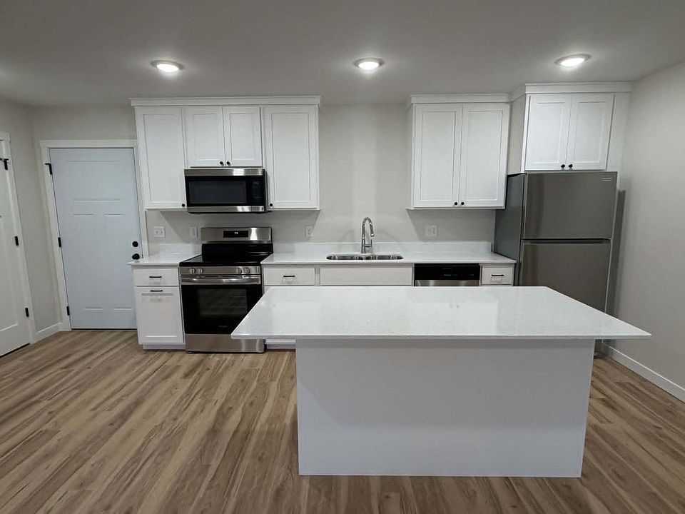 1st image of 104 8th St SW #1